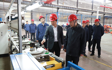 標(biāo)題：內(nèi)蒙古自治區(qū)副主席代欽一行到華德牧草公司調(diào)研指導(dǎo)
瀏覽次數(shù)：1375
發(fā)表時(shí)間：2024-04-23