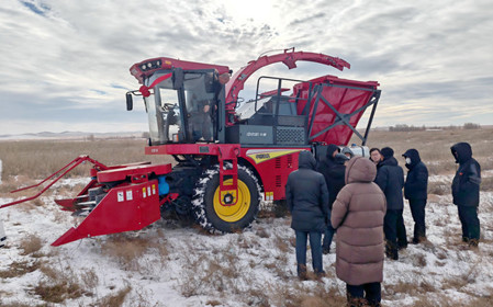 標(biāo)題：中央財(cái)政林草科技推廣項(xiàng)目設(shè)備交付 檸條收獲機(jī)落地賦能沙地生態(tài)治理
瀏覽次數(shù)：106
發(fā)表時(shí)間：2025-12-12
